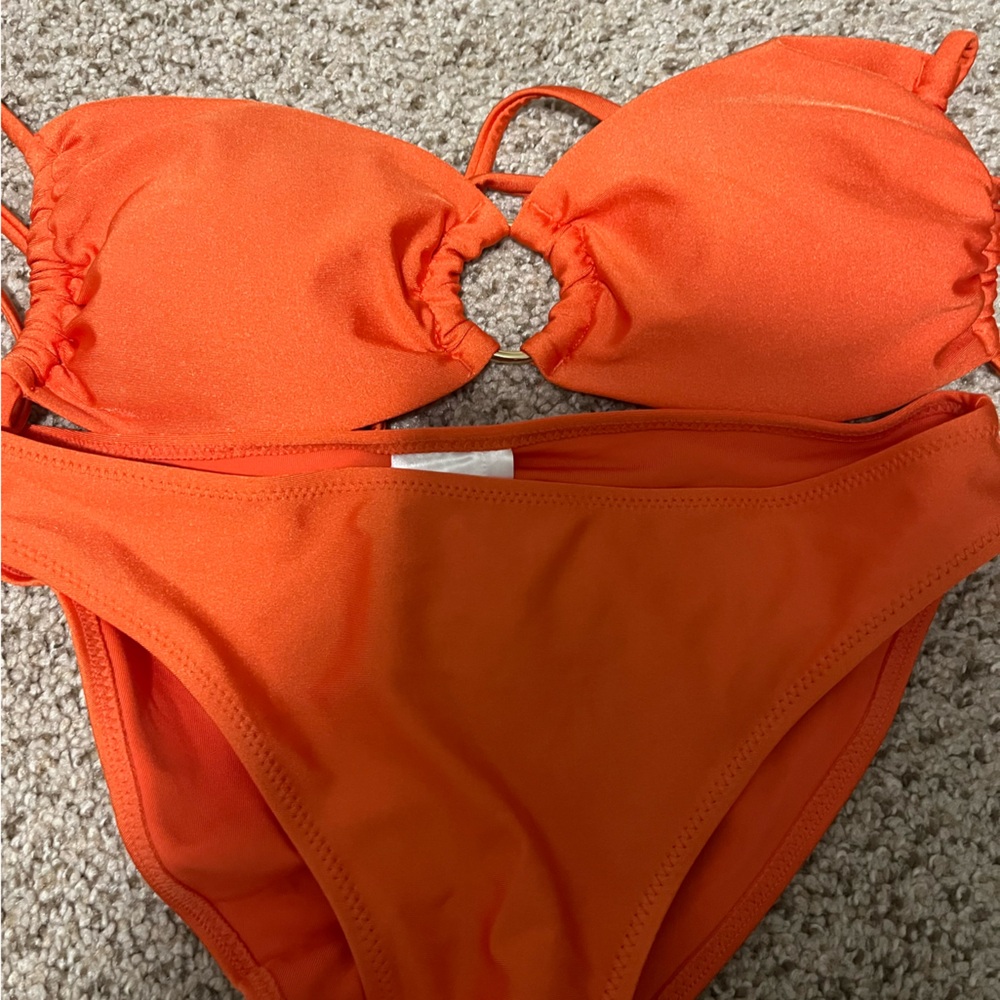 Bikini set *top and bottom are different sizes.